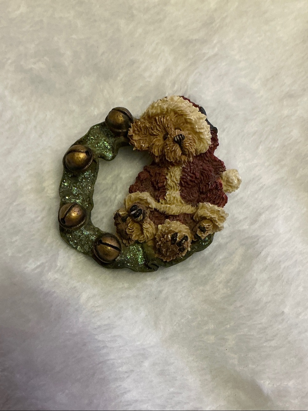 Plush Teddy Bear Holiday Wreath Brooch in Brown and Green